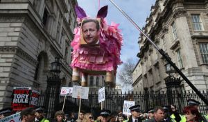 David-Cameron-protest-659708