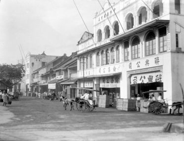 Chinese shops at Kali Besar in Batavia’s Chinese district (circa 1910-1920)