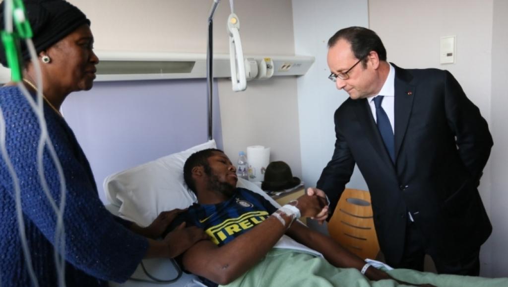 Francois Hollande visits Theo in hosital by L. Blevennec/Elysée Press Office