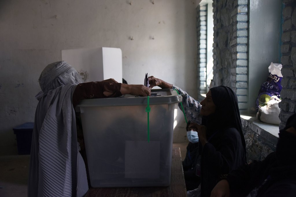 afghan woman castin ballot